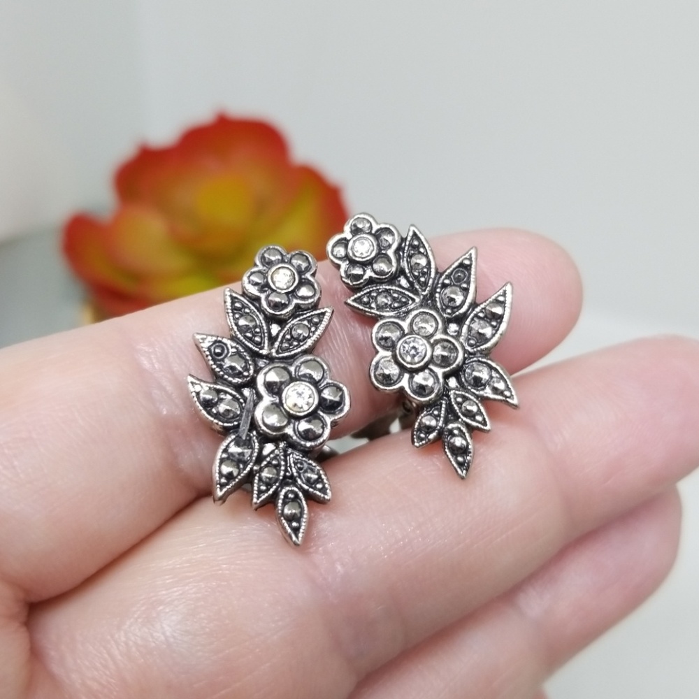 Vintage Clip Earrings - Picture 1 of 4